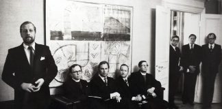 Mysteerikuva: Yksi seisoo, neljä istuu ja kolme on ovensuussa – mutta keitä he ovat?