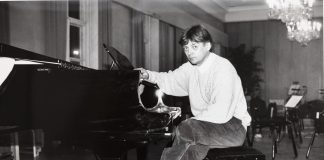 Mysteerikuva: Kuka on rennosti pukeutunut henkilö flyygelin äärellä?