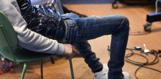 Elämä uhkaa pelkistyä suoritteeksi – eduskunnan tulevaisuusvaliokunta varoittaa kyynisyydestä