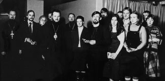 Mysteerikuvassa on nuorisoa ja papistoa, mutta keitä ja miksi?