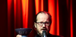 Kommentti: Kapituli maalasi itsensä nurkkaan – Kai Sadinmaa erotettiin pappisvirasta, vaikka ison kirkon olisi pitänyt kestää yksi hovinarri