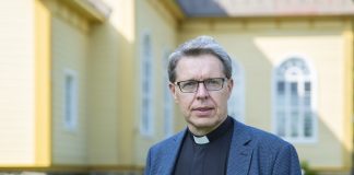 ”Raamattua kuunnellessa tulee luottamus, että pienen ihmisen asiat järjestyvät aina jotenkin” – Pihtiputaan ja Kinnulan uusi kirkkoherra Janne Isomaa panostaa työssään aitoon läsnäoloon