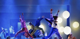 Teatteriarvio: Kirkkokuoro löytää oman äänensä – ja sekös on toisten mielestä ahdistavaa