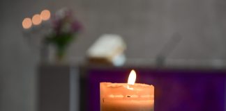 Seurakunnissa ympäri Suomea järjestetään rukoushetkiä rauhan puolesta – kirkoissa soitetaan myös rauhankelloja