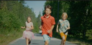 Mediahuomiossa kylpevät Jeesuksen Poliisit seikkailevat teattereissa kautta maan – lastenelokuvan tekijätkin ihmeissään