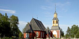 Ruotsin puolella Ylitorniolla paloi Hietaniemen vanha puukirkko tiistaiaamuna