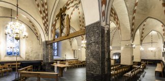 Jumalan perheen koti – tällainen on monitoimitilaksi remontoitu Liedon Pyhän Pietarin kirkko