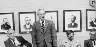 Mysteerikuva: Ketkä ovat pöydän takana? – Katso myös kahden edellisen kuvan ratkaisu