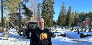 ”Elämäni keikka!” – Koneita harrastava seurakuntamestari ajaa vanhan telakaivinkoneen Lemmenjoen kultamailta läpi tiettömän erämaan