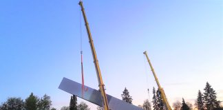 Ylivieskan uuden kirkon 40 metriä korkea kellotapuli pystytettiin yön hiljaisuudessa