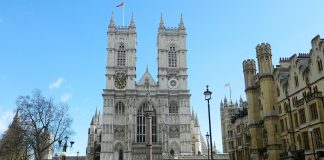 Englannin kirkko teki päätöksen – samaa sukupuolta olevia pareja ei vihitä