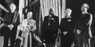 Mysteerikuva: Ketkä kuuntelevat lavalla? – Katso myös edellisen kuvan ratkaisu