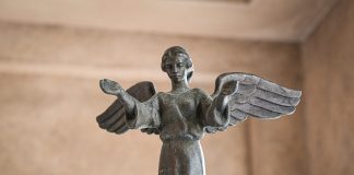 Essee: Jumalan sanansaattaja vai terapeuttinen henkiolento – millaisia ovat kristilliset ja uushenkiset enkelit?