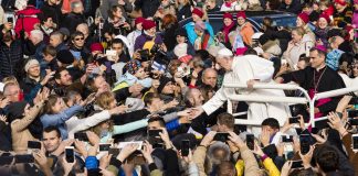 Paavi joutui sairaalaan hengitysteiden tulehduksen vuoksi – On kiitollinen rukouksista