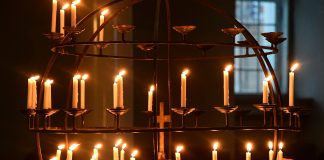 Kynttilät syttyvät kirkoissa eri puolilla Suomea afganistanilaisten ja toivon puolesta