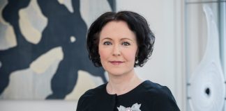 Jenni Haukio saarnaa lottien juhlamessussa Helsingin tuomiokirkossa