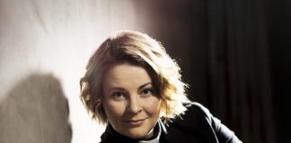 Mia Anderssén-Löf kirkkoherraksi Pedersöreen – Soitti hevibändissä bassoa ja löysi virsikirjan