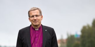 Piispan kyselytunnilla Jukka Keskitalo ja kina naispappeuskriittisten herätysliikkeiden kanssa