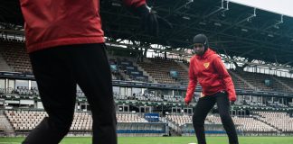 Jalkapalloa pelaaville muslimitytöille lahjoitetaan urheiluhijabit – ”Hienoa, että Suomi toimii suunnannäyttäjänä”