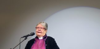 Kirkon tasa-arvo- ja yhdenvertaisuuspalkinto ojennettiin Irja Askolalle – ”Tämä merkitsee minulle paljon”