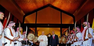 Paavin historiallinen vierailu Irakiin alkoi tiukkojen turvatoimien alla – ”Irakin kristittyjen ei pidä antaa pettyä toista kertaa”