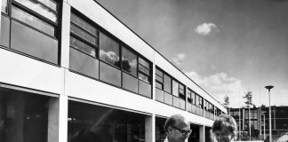 Mysteerikuva: Ketkä seisovat pihalla? – Katso myös edellisen kuvan ratkaisu