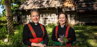 Duo Liperit on kahden oppilaitospapin yhtye, jonka tunnistaa kansallispuvuista ja kanteleesta