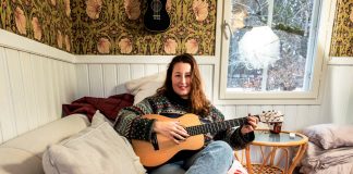 ”On hauskempaa meil, jotka löytää syntisten pöytään” – hittisanoittaja Kaisa Korhonen on Raamattunsa lukenut