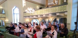 ”Kirjoitin ja itkin” – Uuraisten kirkkokuoro esittää eläkerovastin sanoittamia ja säveltämiä lauluja Ukrainan hyväksi