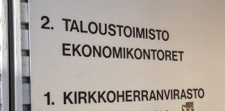 Talousjohtaja Pasi Perander ehdottaa, että kirkko siirtyy hiippakunnan suuruisiin seurakuntatalouksiin, joiden alla seurakuntien määrä jopa kasvaa