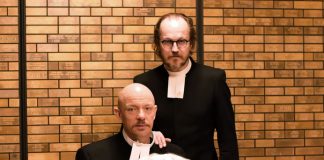 Lassi Alhorinteen väkevä monologi uskosta – Irja Askola halasi esityksen jälkeen Kai Sadinmaata