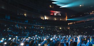 Jos nuorella ei ole varaa Maata Näkyvissä -festareihin, hän voi saada kummilipun – Tänä vuonna festarit ovat jälleen kolmipäiväiset