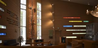 Kirkko ja minä: Sonja Laiti tunnistaa Karigasniemen kappelissa paljon viitteitä saamelaisuudesta