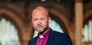 Helsingin tuomiokapitulin pöydällä kanteluita piispan ja pappien kannanotoista sateenkaariparien vihkimiseen