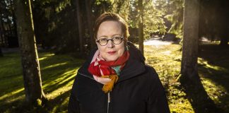 Kuolemaa ei tarvitse kohdata valmistautumatta – Sarianne Hartonen kirjoitti isänsä sairauskohtauksen jälkeen opaskirjan kuolemasta