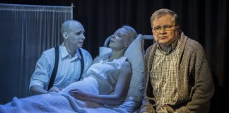 Arvio: Äiti on kivuliaan poissaolonsa kautta läsnä kaikessa – Äitiä ikävä -näytelmässä hyödynnetään liian vähän teatterin mahdollisuuksia