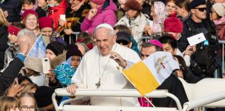 Polvikivut vaivaavat paavi Fransiscusta – istuu pyörätuolissa ja siirsi matkaansa Afrikkaan