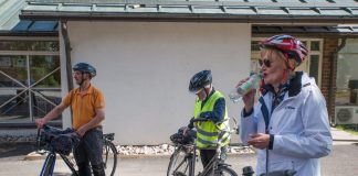 Viestipyhiinvaellus Pyhän Olavin jalanjäljissä vie Savonlinnasta Turkuun – Luvialla viestipullo täytettiin merivedellä