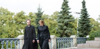 Pyhävaatteen tuotteet ja verkkokauppa siirtyvät Hiljaisuuden ystävien omistukseen – Papintakkia valmistaa jatkossa ompelijan oma yritys