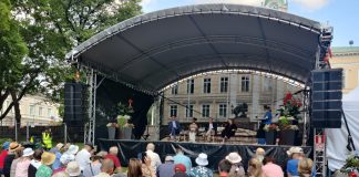 Ministeri Junnilan eroilmoitus sai uskonnonvapauspaneelin yleisön puhkemaan aplodeihin SuomiAreenassa