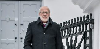 Eläkkeelle jääneen Simo Peuran mieleen jää yli 17 vuotta kestäneeltä piispakaudelta kaksi vaikeaa vaihetta