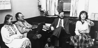 Mysteerikuva: Keskustelu vaikuttaa lennokkaalta – keitä ovat keskustelijat?