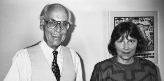 Mysteerikuva: Ketkä poseeraavat kuvassa – antaako taustalla näkyvä kartta vihjeen?