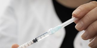 Maailman uskonnolliset johtajat vaativat: Valtioiden on lopetettava rokotenationalismi