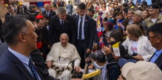 Paavi Franciscus Mongoliassa – buddhalaisenemmistöisen maan pienen katolisen paikalliskirkon tapaamisella Vatikaani pyrkii myös lähestymään diplomaattisesti Kiinaa