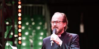 Pappi Kai Sadinmaa pyytää seurakuntalaisia murtamaan pappisvallan ja jakamaan ehtoollista kodeissaan