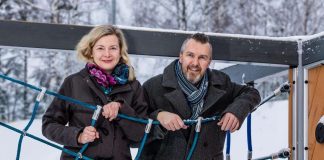 Mysteerikuvan ratkaisu: Leirihäiden pari tuli yhteiskuvaan vuosikymmenten jälkeen