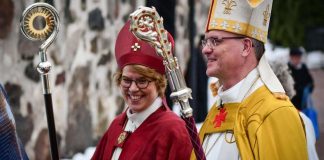 Kaisamari Hintikka on nyt Espoon piispa – vihkimysmessua leimasi valo, uusi piispa saarnasi rajoista