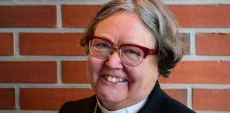 ”Olen niin täynnä iloa” – Tällaiset olivat Irja Askolan ja muiden tunnelmat uuden piispan juhlakahveilla