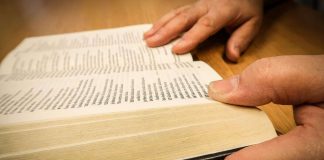 Tutkimus: Miesten raamattupiireissä opinkappaleilla tehdään tilaa tunteille